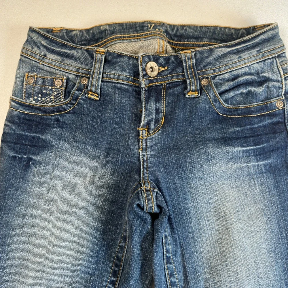 Y2K Capri Jeans Medium Wash Rhinestone Embellished Stretch Denim Low Rise Size 5